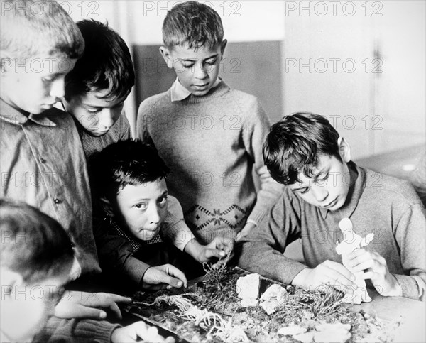 enfants fabriquant des figurines au village tci de la valganna, 1963