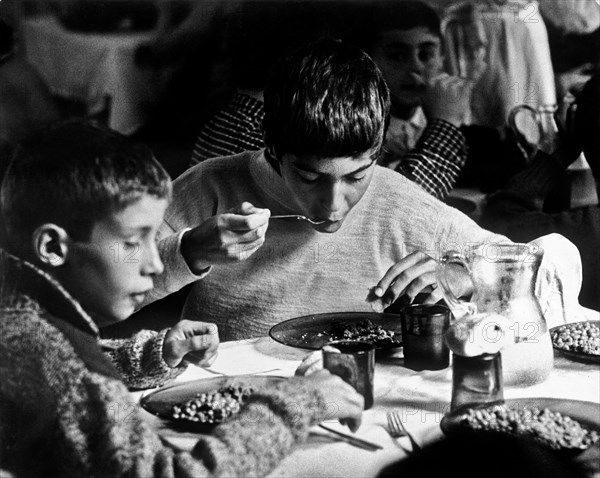 enfants au réfectoire du village tci de la valganna, 1963