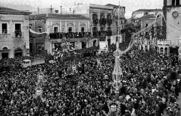 italie, sicile, carnaval d'acireale, 1957