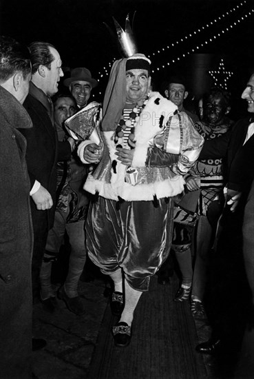 italie, ligurie, le roi du carnaval et son entourage à savone, 1953