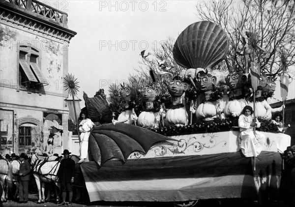 italie, marche, un char du carnaval de fano, 1955