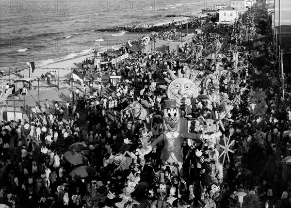 italie, marche, défilé de chars du carnaval de fano, 1961