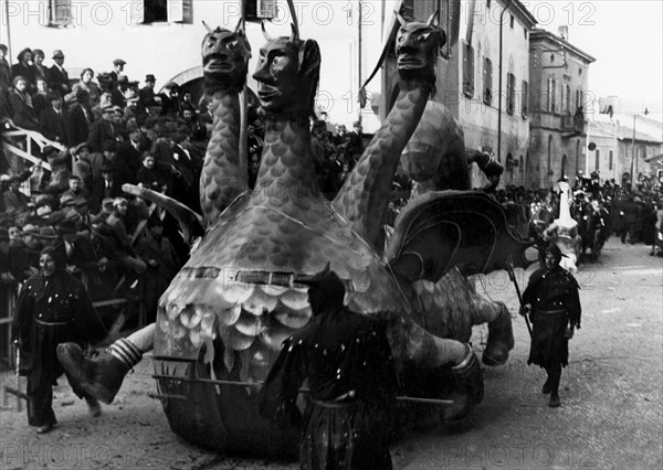 italie, emilia romagna, chars allégoriques au carnaval de salsomaggiore, 1957