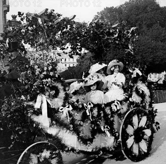 italie, france, parade de chars au carnaval de nizza, 1953