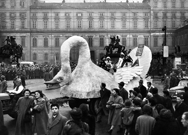 italie, piémont, chars allégoriques au carnaval de turin, 1953