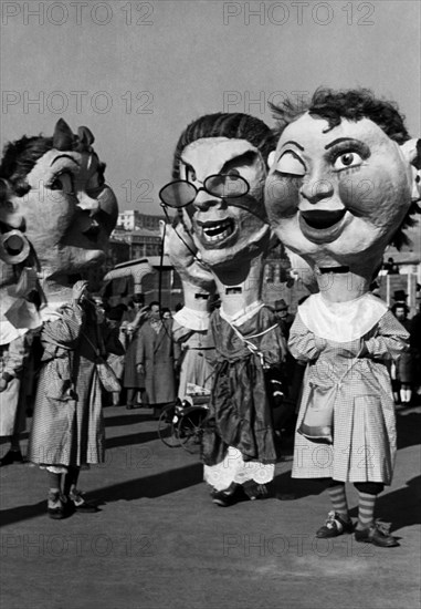 italie, ligurie, masques au carnaval de savone, 1953