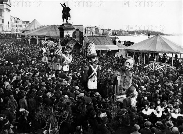 italie, veneto, carnaval sur la riva degli schiavoni à venise, 1930