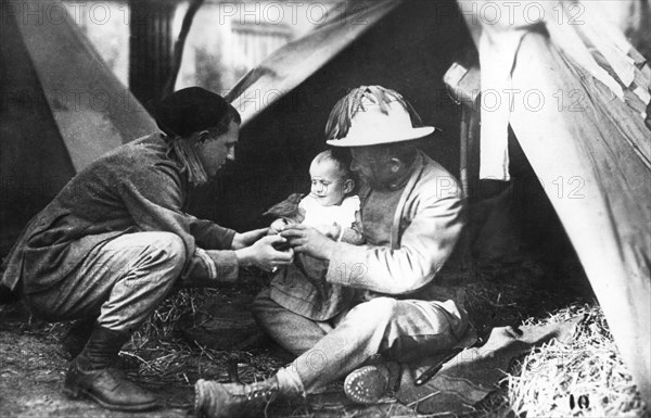 curieux mais peu crédible ce groupe posant devant l'objectif ; il s'agit probablement d'une photo faite pour la propragande, 1915-1918