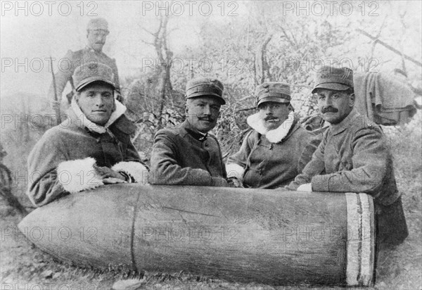 au dos de la photographie, la légende indique : "cadeau de Noël des Autrichiens" cet obus non explosé, contenant un quintal de glycérine de dynamite, 1915-1918