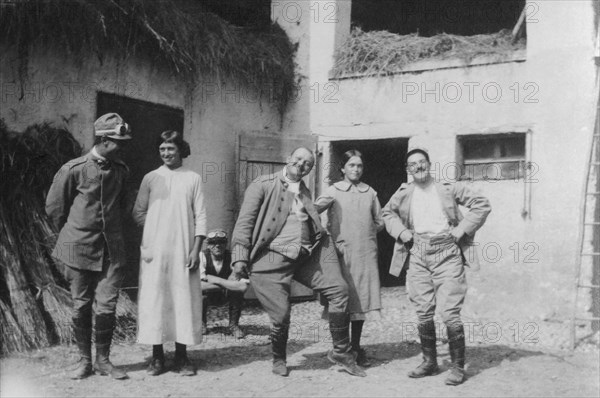 les atrocités de la guerre n'effacent pas totalement les moments de déplacement de la bonne humeur. 1915-1918