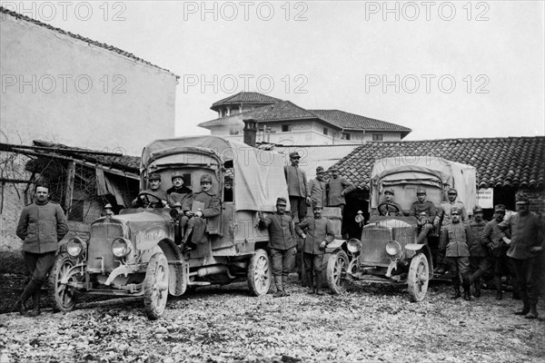 un groupe de soldats du transport, posant, 1917