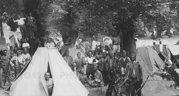 un moment de repos : soldats du 96e régiment d'infanterie campant dans un bois, 1915