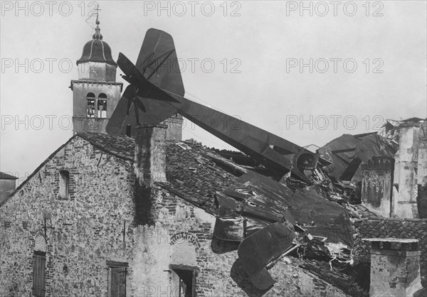 a asolo, non loin de monte grappa, un avion autrichien abattu au-dessus de maisons, 1915-1940