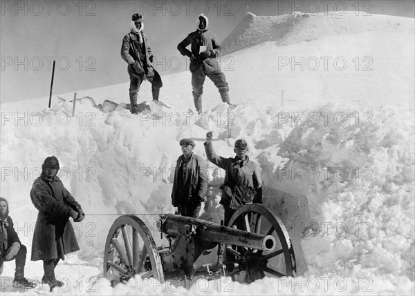 canon autrichien placé sur le "sommet plat" des ortles à plus de 3800 m, 1918
