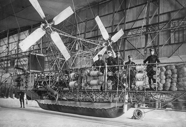 la nacelle d'un dirigeable, équipée d'hélices de propulsion et reliée par des tiges et des câbles d'acier à la charpente de l'enveloppe. On y trouve des réservoirs de carburant et des ballasts, 1915-1940