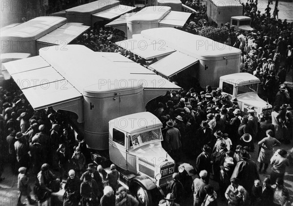 le camion de céréales lors de son voyage de propagande à travers l'italie, à l'un de ses premiers arrêts, à ariccia. 1915-40