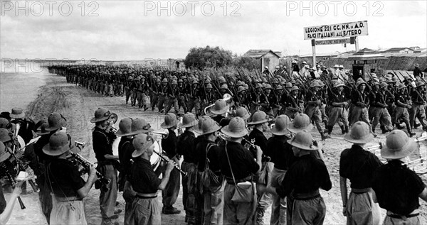 sur une photographie prise par l'istituto luce, les troupes d'occupation italiennes, pendant la guerre en afrique de l'est. 1935-36