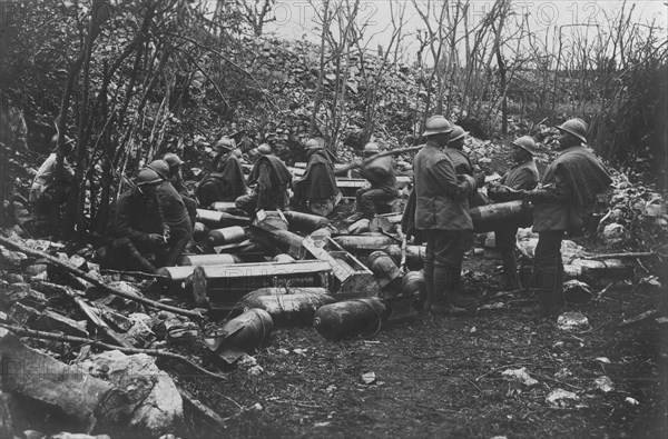 soldats projetant des obus de gros calibre dans une image réalisée par la section photographique du commandement suprême. 1917