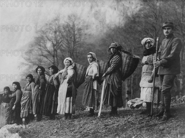 une image portant le cachet du laboratoire photographique du commandement suprême. elle documente les moments d'opérations pour l'approvisionnement en provisions et munitions d'une manière visuellement et formellement parfaite 1915-1940.