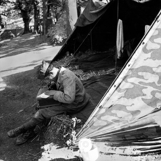 guerre, un soldat écrit une lettre, 1943