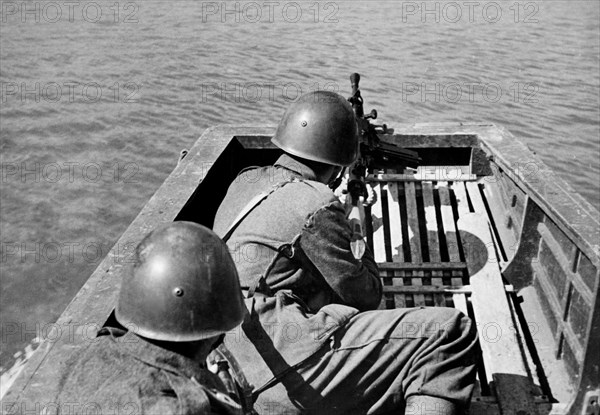 guerre, front russe, soldats postés sur la rivière, 1939 1945