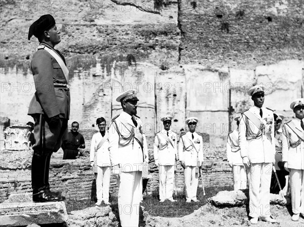 fascisme, rome, benito mussolini à l'arc de costantino, cérémonie pour le triomphe de la croisière aérienne atlantica, 1933