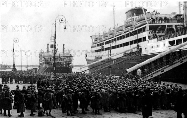 troupes embarquant à naples, 1930