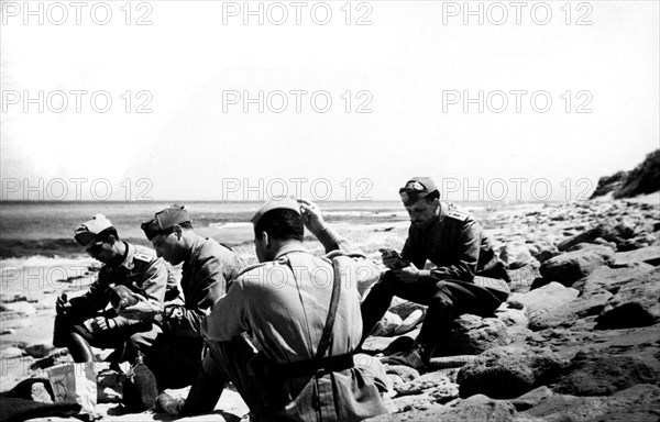 guerre, repas frugal, inspecteur de la libye, et soldats sur la plage de sirtica, 1939 1945