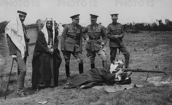 arabie saoudite, l'émir de transjordanie teste le fusil à éléphant des soldats britanniques, 1934