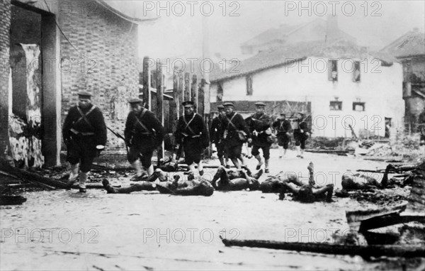 asie, chine, des troupes de marins japonais traversent un village de shanghai bombardé, 1937
