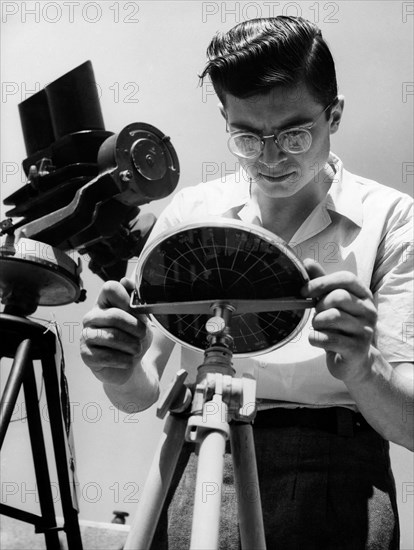 technicien détecte la vitesse du vent, 1950