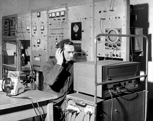 centre électronique à l'observatoire de brera, 1959