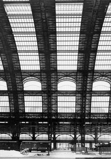 les arcs de soutènement de la gare centrale de milan, inaugurée en 1931 et conçue en 1906 dans le cadre de la réorganisation ferroviaire de la ville.