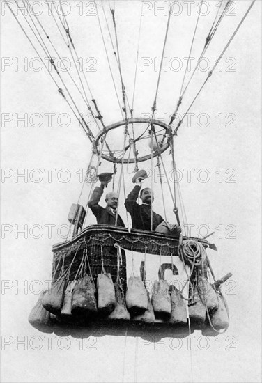 deux jeunes femmes "habillées en marinières" se saluent au moment du départ.

capitaine romeo frassinetti, cavalier giuseppe cobianchi, nacelle vers 1909
skieur 1800-1900
grèce, athènes, eleonora duse et le comte giuseppe napoleone primoli 1800-1900
italie, abruzzes, scanno, années 30
italie, sardaigne, montevecchio, femme au travail, années 30
Style 1930, 1935
orvieto, démonstration de gymnastique, académie féminine, gioventù italiana del littorio, vers 1939
camp d'été, vers 1938
italie, ligurie, genes, galleria colombo, 1937
homme regarde le paysage, mirasole, 1930-1940
istanbul, 1930
agriculteur, fenaison
récolte des olives, italie, campanie, sessa aurunca
élagage, oliviers, 1950
pigeon voyageur, 1946
italie, cortina, course de bob
italie, val ghisone, 1952
aéronautique, 1930
italie, jouant aux boules, 1950
italie, milan, départ des chasseurs, 1950
betty whitfield, golf, 1940-50
alpisme, petit garçon
sport, skieur lisant une carte, 1950
patinage sur glace su...