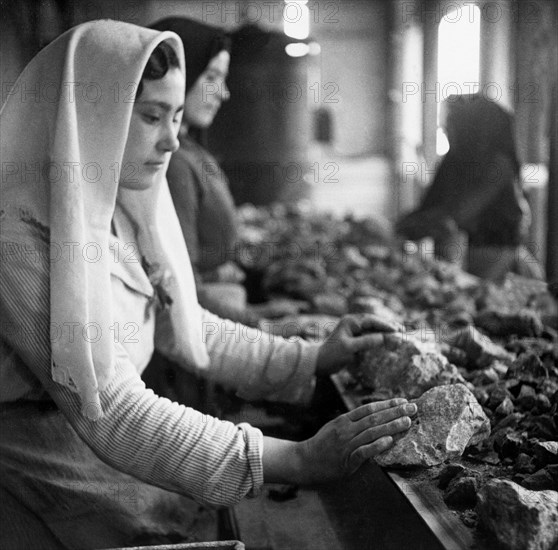 italie, sardaigne, montevecchio, femme au travail, années 30