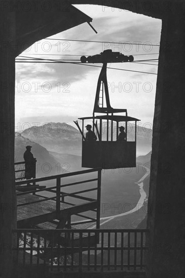 italie, trentino, altopiano della paganella, téléphérique 1940-1950