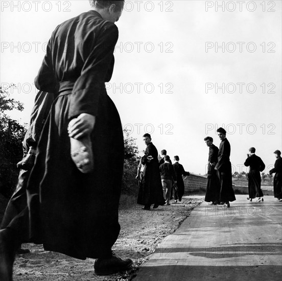 séminaristes à un match de football, italie, 1955