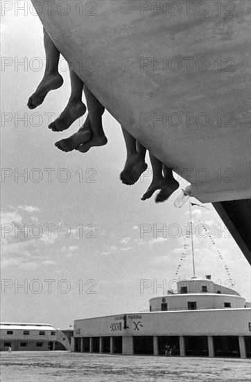 italie, camp d'été au bord de la mer, pieds, 1930