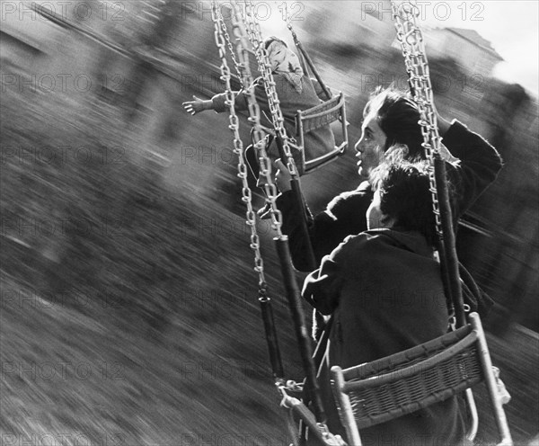 fête foraine, enfants sur le manège, 1964