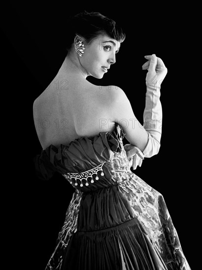 robe de cocktail en satin, novembre 1954