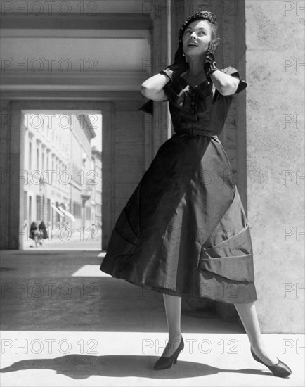 robe d'après-midi et de cocktail en faille noire, 1954