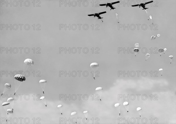 guerre, aéronautique, parachutistes en descente simultanée, 1942