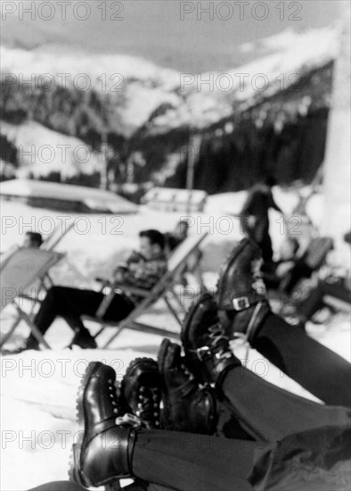 italie, madonna di campiglio, touristes au soleil, 1955