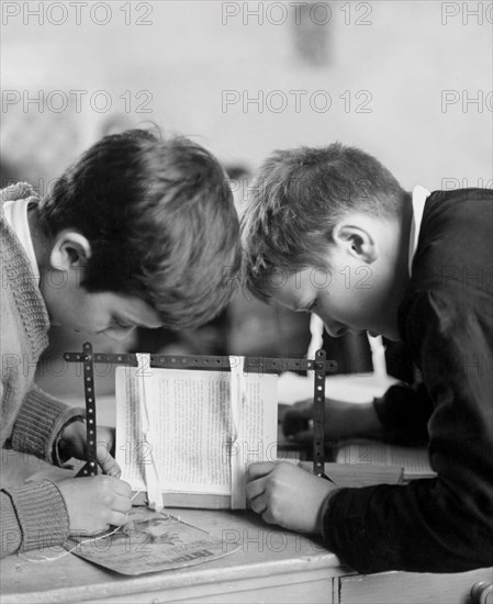 pendant une leçon de reliure après l'école, 1961