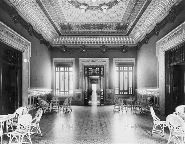le spa berzieri à salsomaggiore et les luxueuses salles d'attente et de repos. le spa, construit dans les années 1920, est toujours en activité.