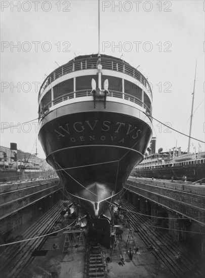 italie, ligurie, genes, lancement du navire a moteur augustus, chantier naval, annees 1950