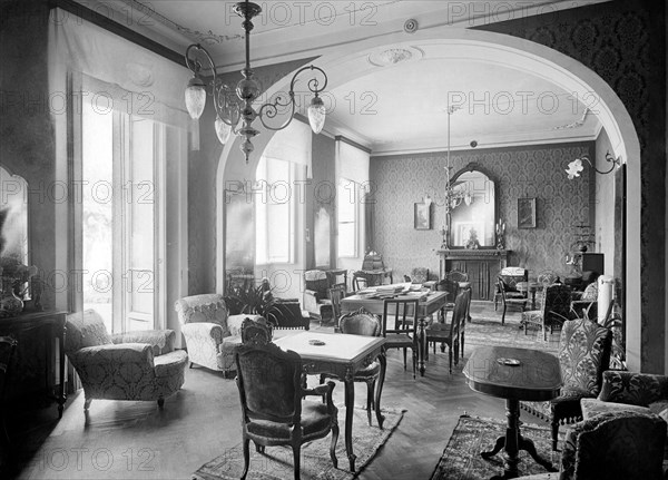 salle de lecture d'un grand hôtel