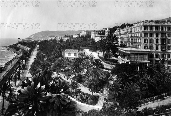 imperia, sanremo, vue de l'hôtel royal et du parc