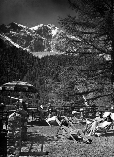 solda, grand hotel solda, touristes au soleil devant le groupe d'ortles