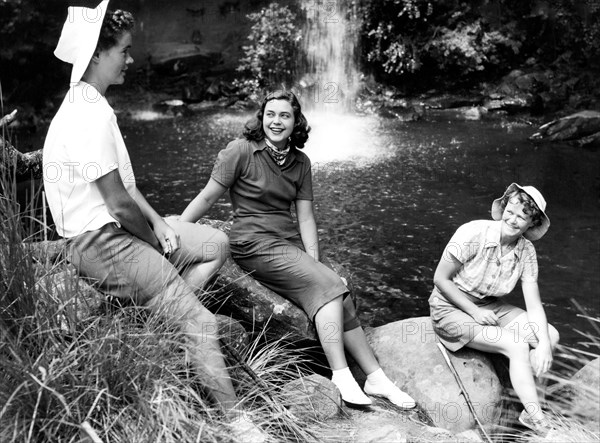 touristes en voyage dans les montagnes du dragon, 1954